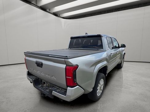 Used 2025 Toyota Tacoma SR5 AWD/4WD image 5