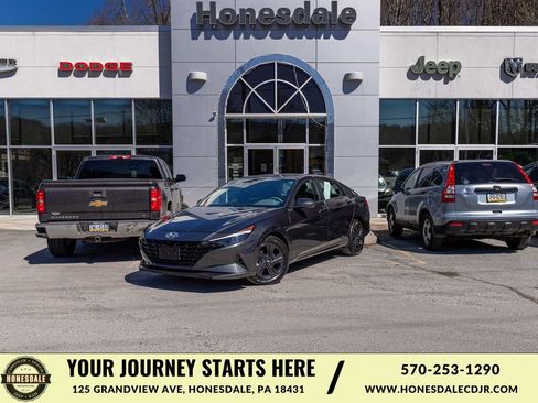 Used 2023 Hyundai Elantra SEL w/ Cargo Package FWD image 1