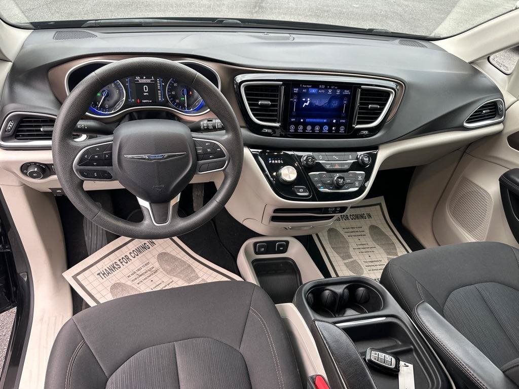Used 2017 Chrysler Pacifica Touring Plus w/ Tire & Wheel Group FWD image 23