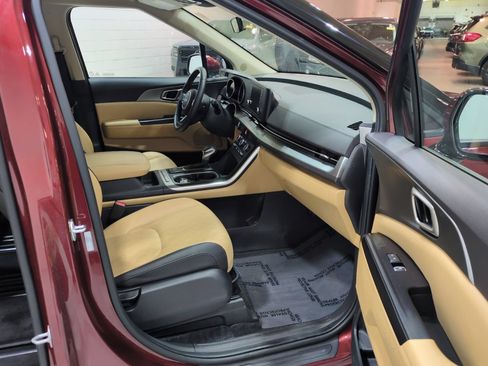 Used 2024 Kia Carnival LX FWD image 9