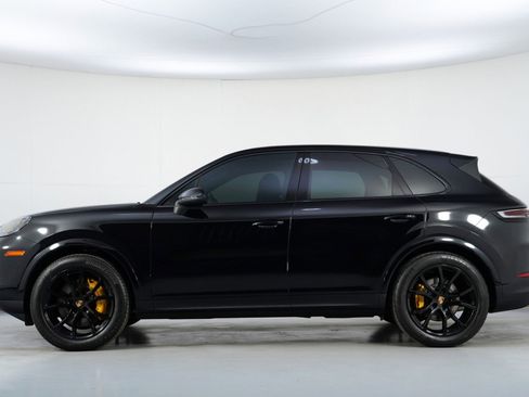 Used 2024 Porsche Cayenne w/ Sport Chrono Package image 9