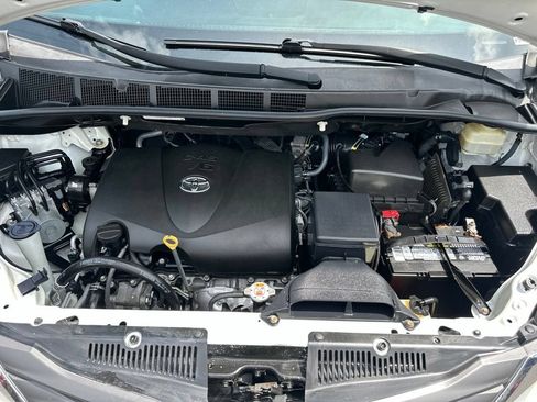Used 2017 Toyota Sienna XLE w/ XLE Navigation Package FWD image 8