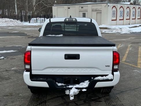 Used 2019 Toyota Tacoma TRD Sport image 6