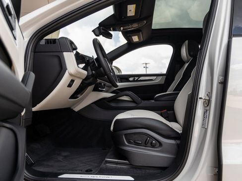 Certified 2026 Porsche Cayenne Coupe image 24