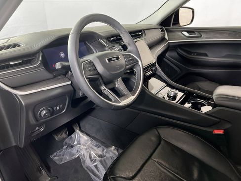 Used 2023 Jeep Grand Cherokee Limited w/ Luxury Tech Group II AWD/4WD image 9