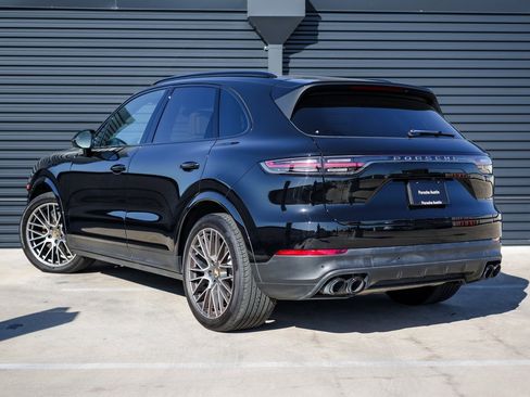Certified 2023 Porsche Cayenne Platinum Edition image 3