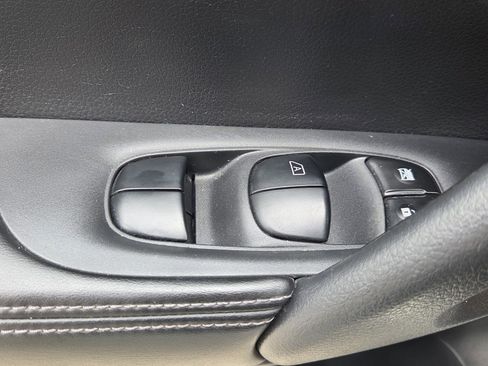 Used 2017 Nissan Rogue SL image 13