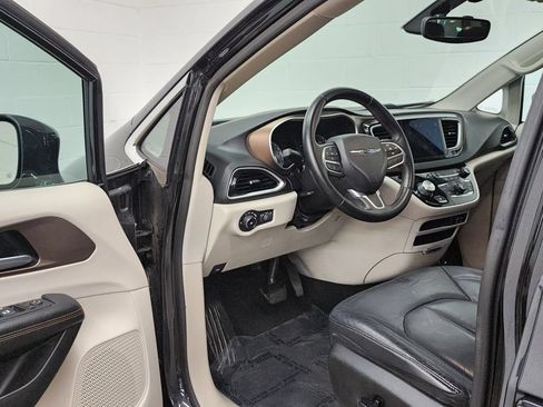 Used 2017 Chrysler Pacifica Touring-L FWD image 11