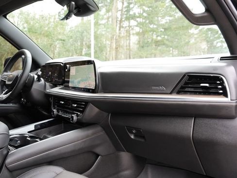 Used 2025 Chevrolet Suburban High Country image 19