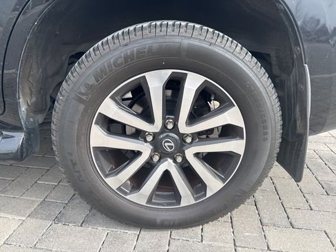 Used 2011 Lexus LX 570 4WD w/ Luxury Pkg w/Pre-crash image 12