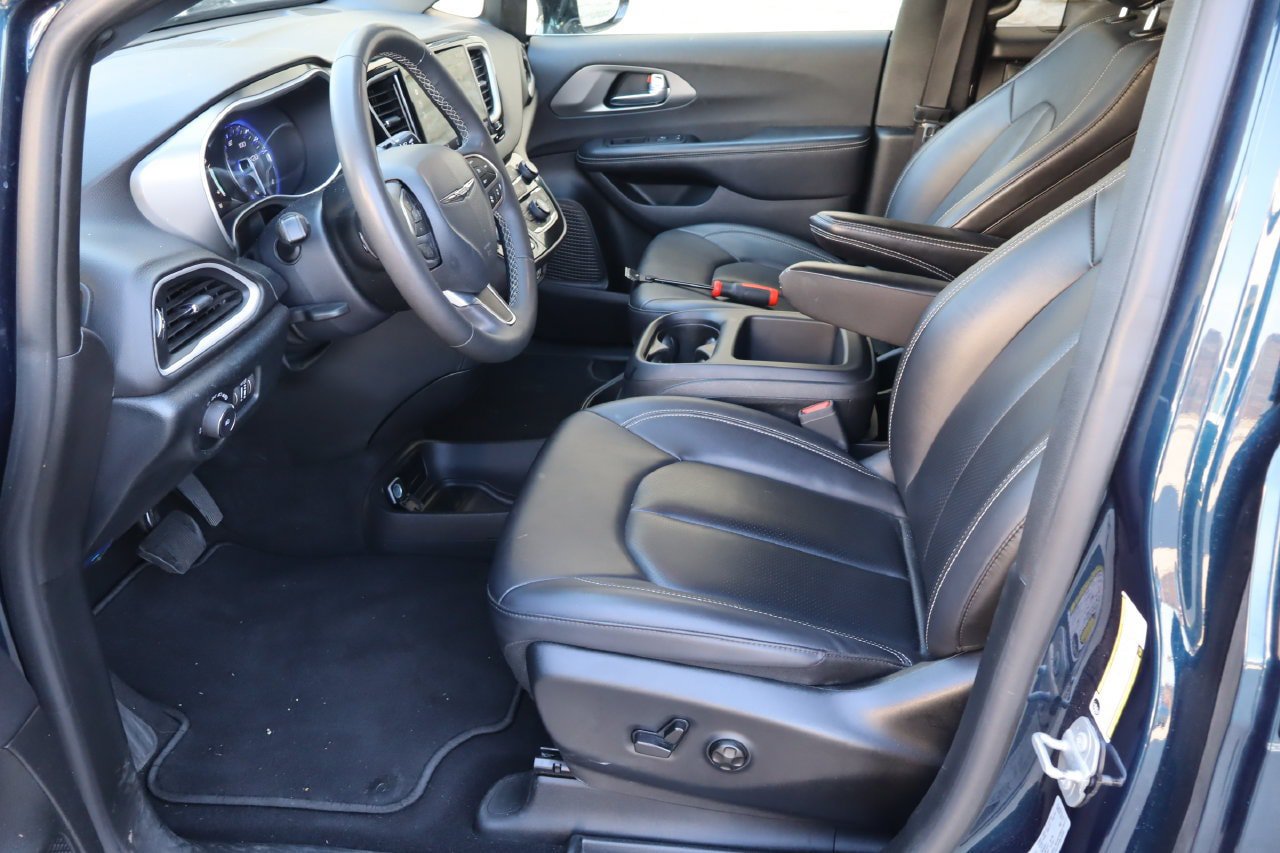 Used 2025 Chrysler Pacifica Select FWD image 16