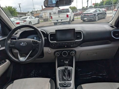Used 2025 Hyundai Venue SEL FWD image 14