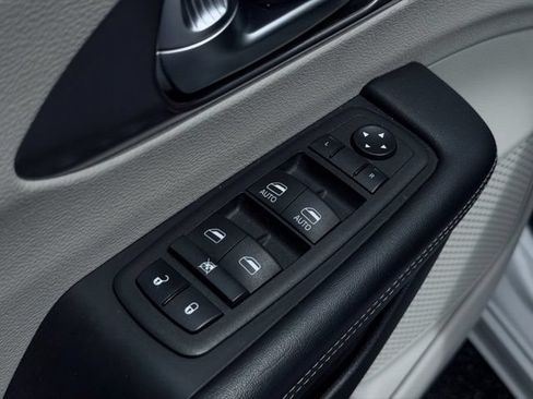 Certified 2023 Chrysler Pacifica Touring-L FWD image 15