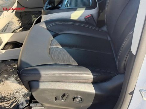 Used 2024 Chrysler Pacifica Touring-L FWD image 22