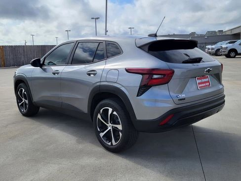 Used 2025 Chevrolet Trax RS w/ Sunroof Package image 3