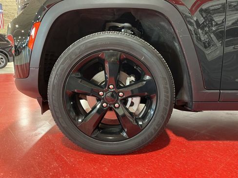 Used 2023 Jeep Grand Cherokee Altitude image 9