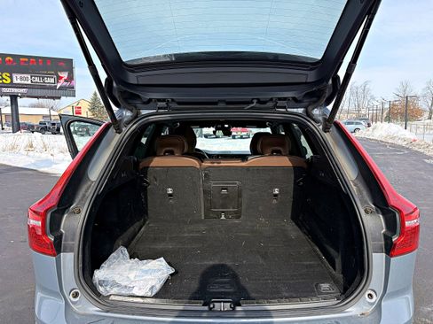 Used 2022 Volvo XC60 B5 Momentum image 21