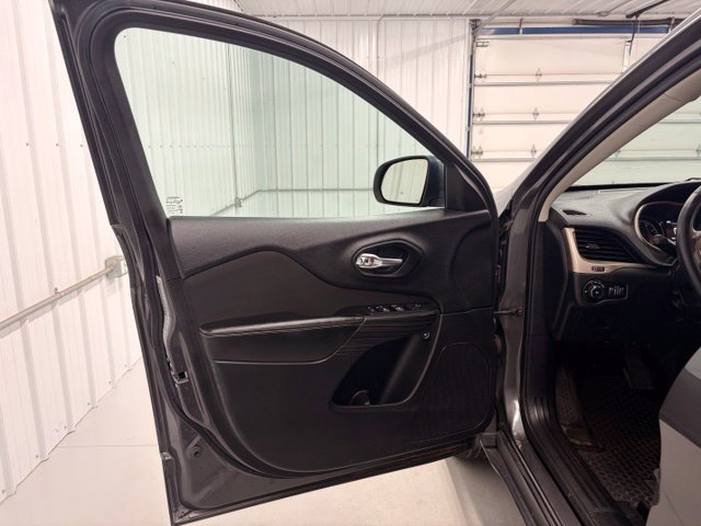 Used 2015 Jeep Cherokee Latitude w/ Cold Weather Group AWD/4WD image 14