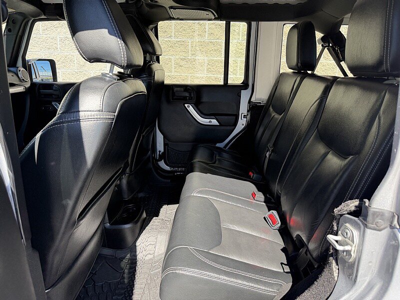 Used 2015 Jeep Wrangler Unlimited Rubicon w/ Connectivity Group AWD/4WD image 23