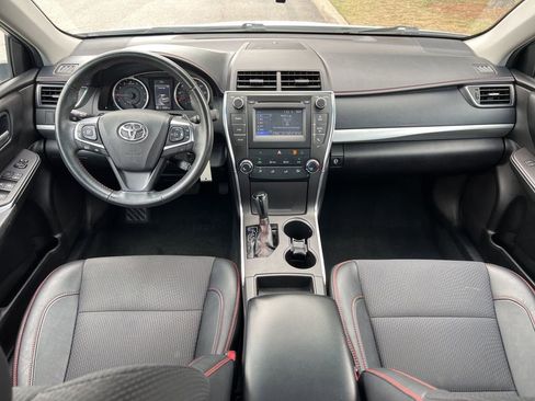 Used 2017 Toyota Camry SE w/ Moonroof Package FWD image 25