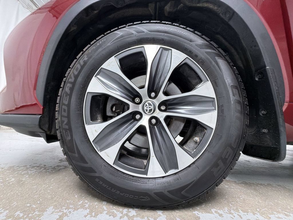 Used 2020 Toyota Highlander XLE AWD/4WD image 14