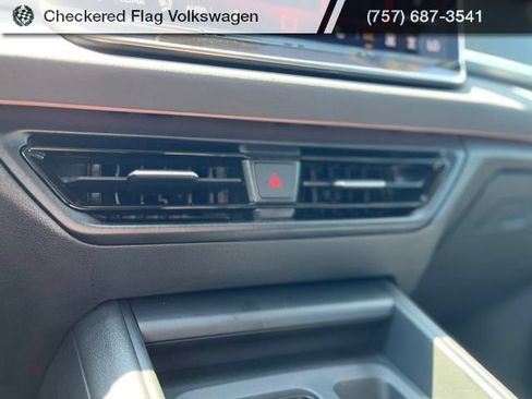 Used 2025 Volkswagen Tiguan SE FWD image 38