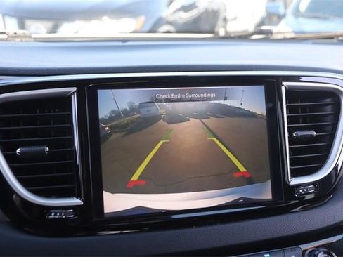 Used 2024 Chrysler Pacifica Touring-L image 18