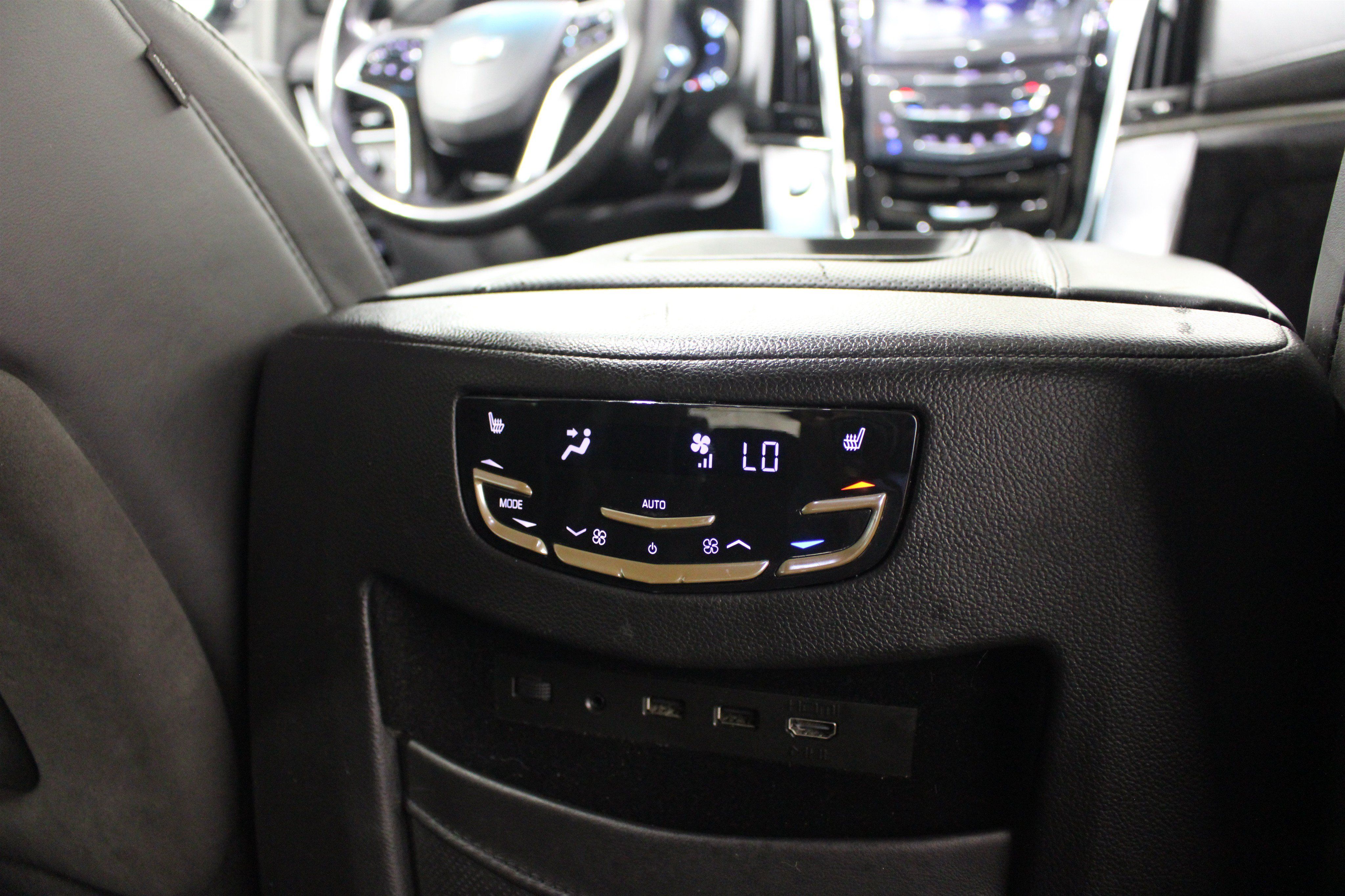 Used 2018 Cadillac Escalade Platinum AWD/4WD image 29