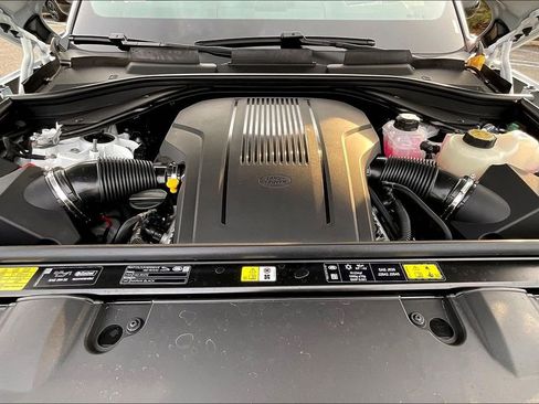 Used 2025 Land Rover Range Rover SE image 11
