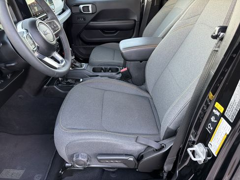 Used 2025 Jeep Wrangler Sahara image 10