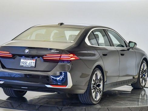 Used 2025 BMW 530i w/ Premium Package image 5