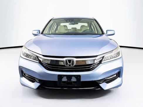 Used 2017 Honda Accord Touring image 2