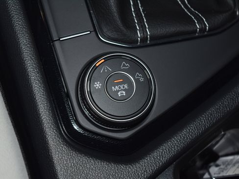 New 2026 Volkswagen Taos SE image 13