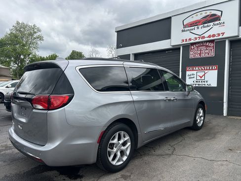 Used 2017 Chrysler Pacifica Touring-L w/ Tire & Wheel Group FWD image 8
