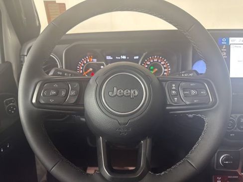 Used 2025 Jeep Gladiator Mojave w/ Convenience Group image 18