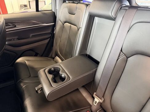 Used 2025 Jeep Grand Cherokee Limited AWD/4WD image 18