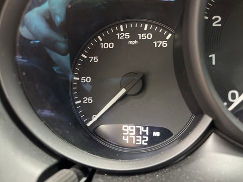 Used 2025 Porsche Macan image 11