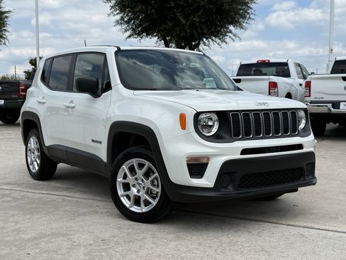Used 2023 Jeep Renegade Latitude AWD/4WD image 2