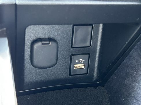 Used 2023 Toyota Crown Limited image 31