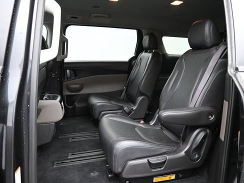 Used 2025 Kia Carnival FWD image 26
