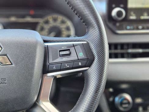 Used 2023 Mitsubishi Outlander SE image 28