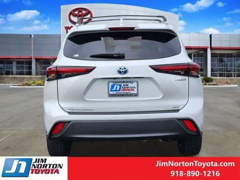 Used 2024 Toyota Highlander XLE image 7