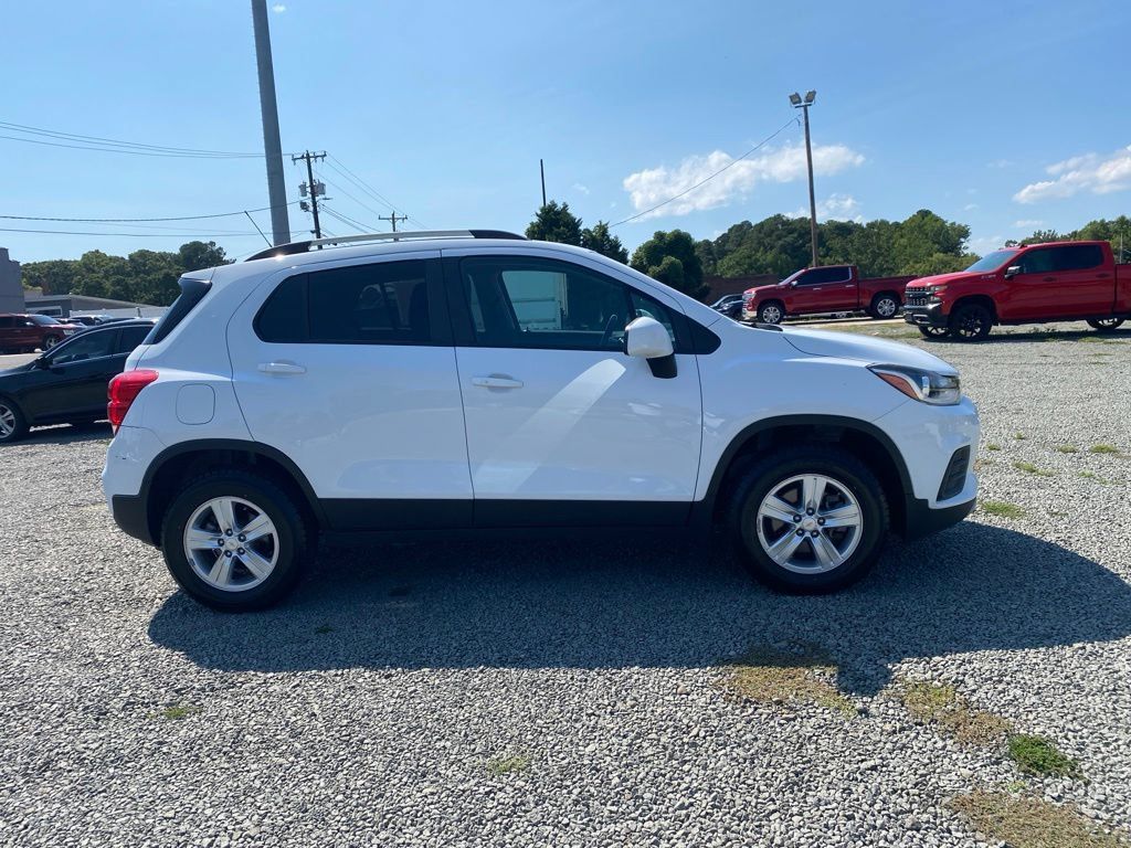 Used 2022 Chevrolet Trax LT w/ Driver Confidence Package AWD/4WD image 2