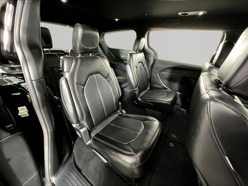 Used 2025 Chrysler Pacifica Select FWD image 24
