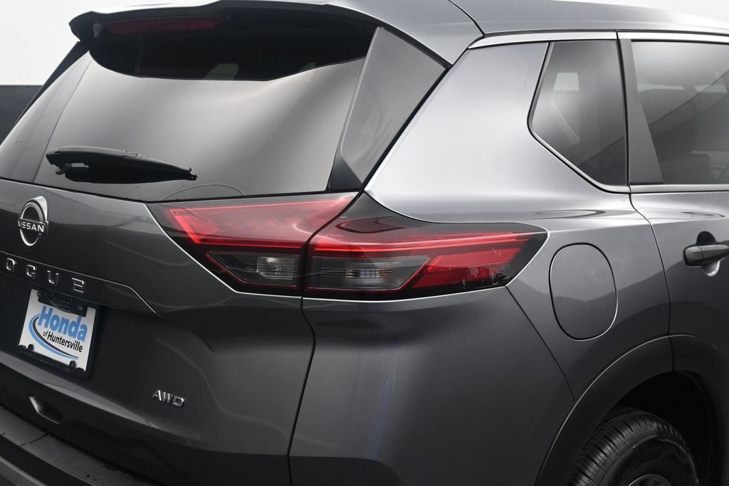 Used 2023 Nissan Rogue S AWD/4WD image 10