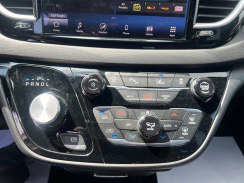 Used 2025 Chrysler Pacifica Select FWD image 37