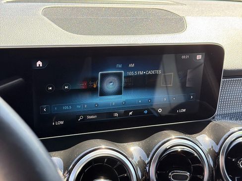 Used 2021 Mercedes-Benz GLB 250 4MATIC w/ Premium Package image 12