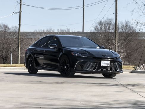 Used 2025 Toyota Camry SE image 2