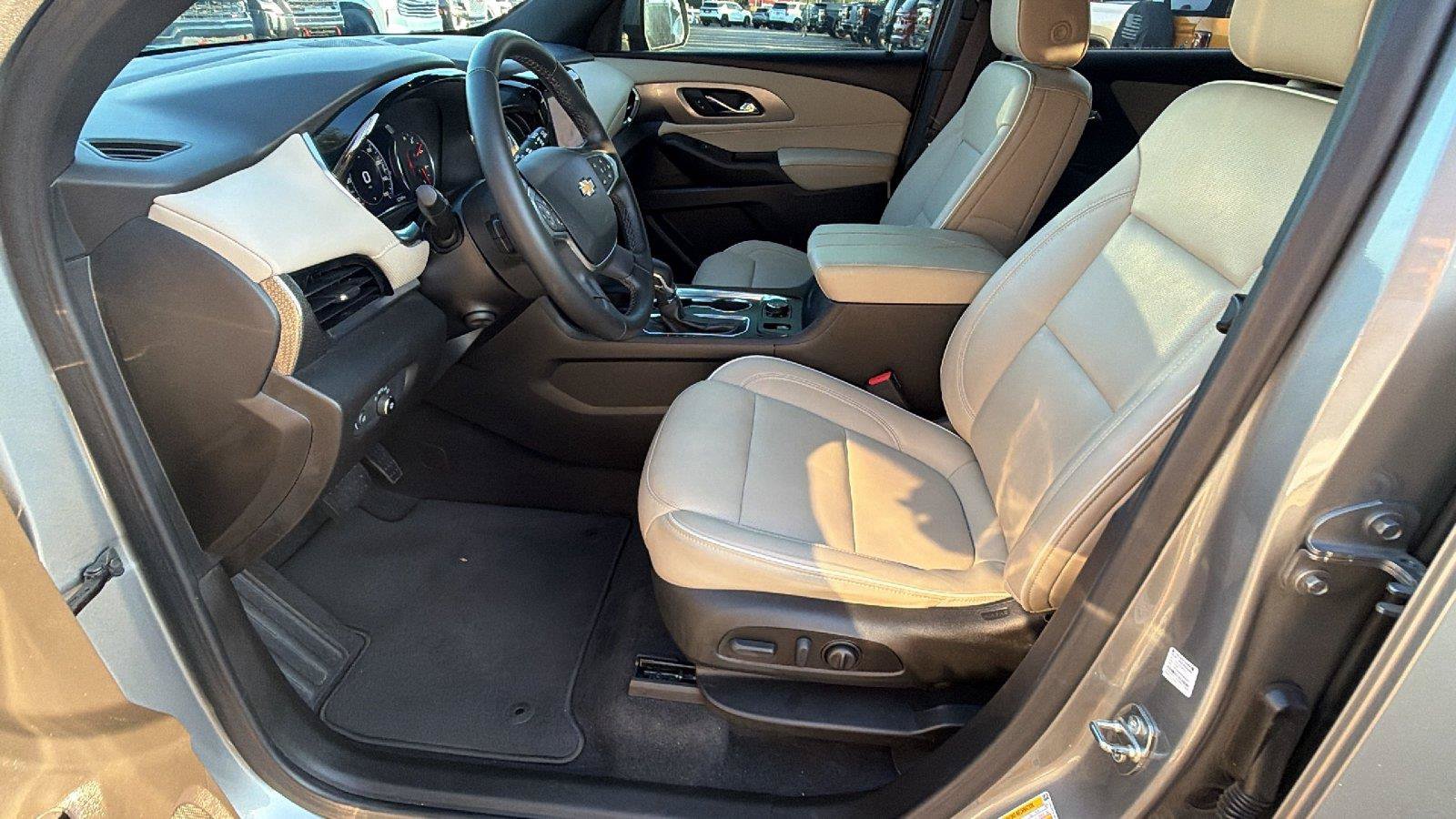 Used 2023 Chevrolet Traverse Premier FWD image 16
