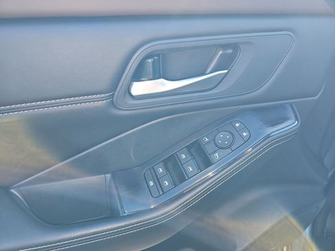 Used 2023 Nissan Rogue SV w/ SV Premium B Package image 33